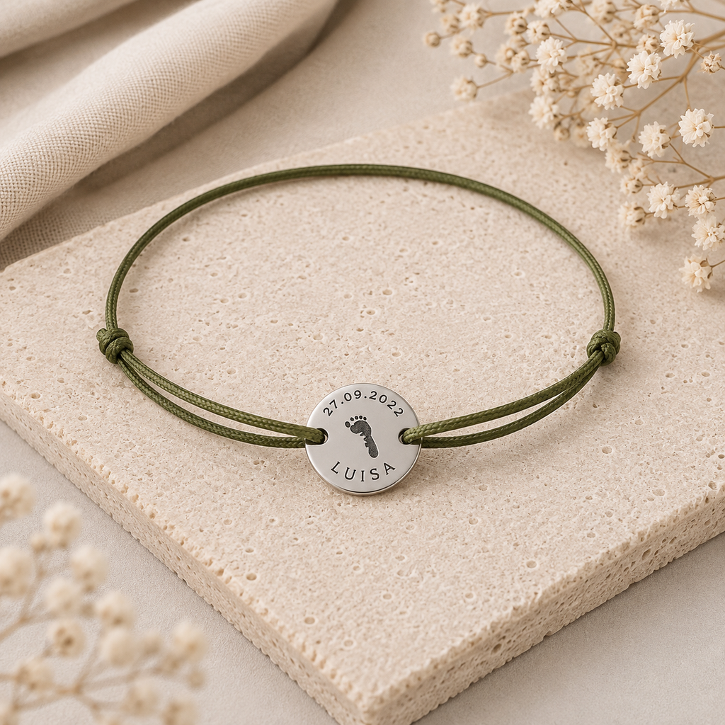 Personalisiertes Armband, Babyfuß und Geburtsdaten